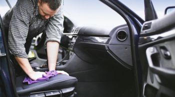 Você sabia que o vinagre ajuda a tirar cheiros e manchas do interior do seu carro?