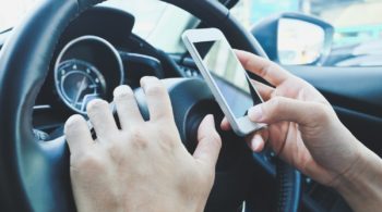 Listamos os 3 principais riscos do uso do celular no trânsito!